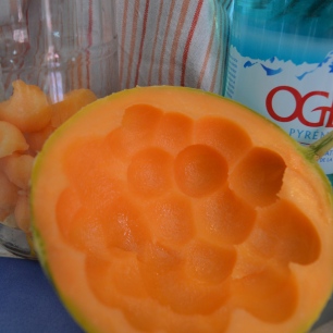 2. Découper des billes de melon et les verser dans la carafe.